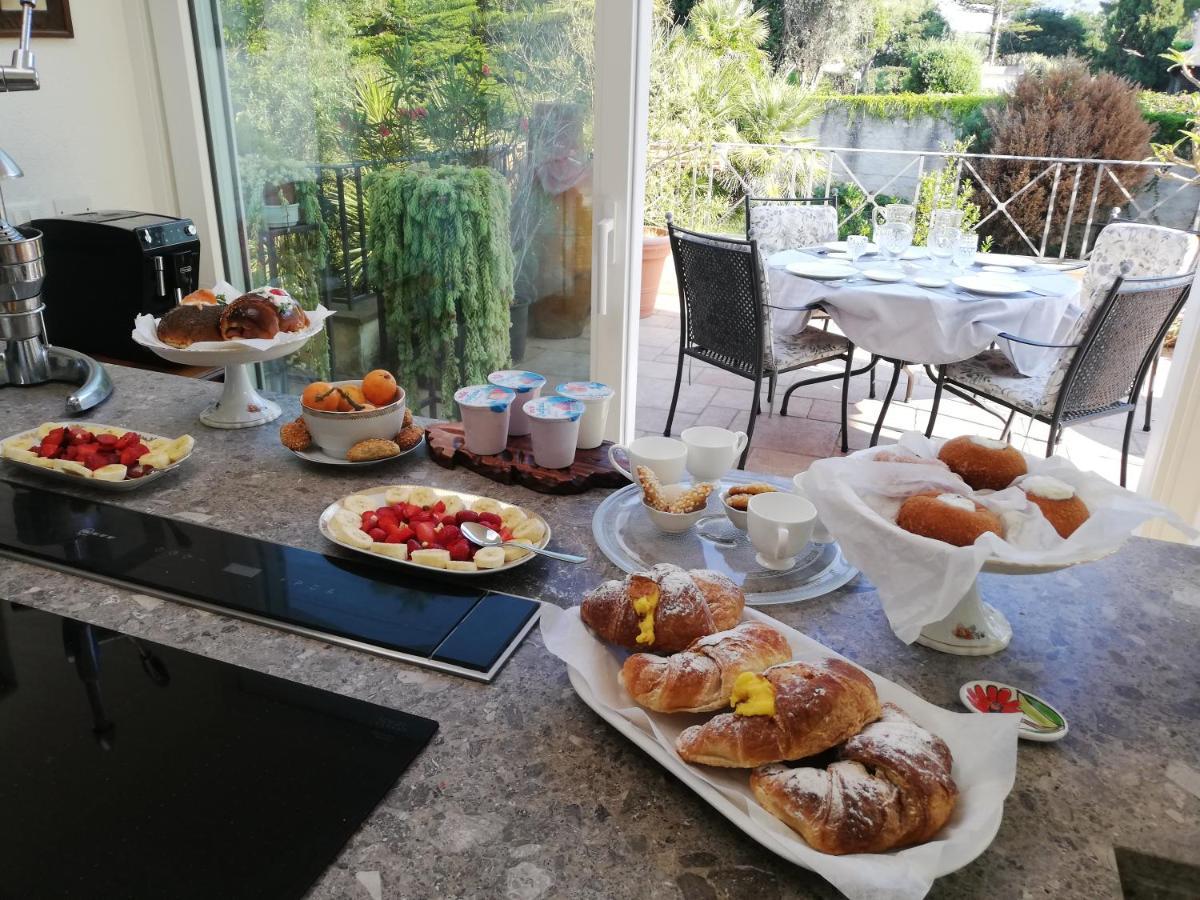 Flora Bed & Breakfast *