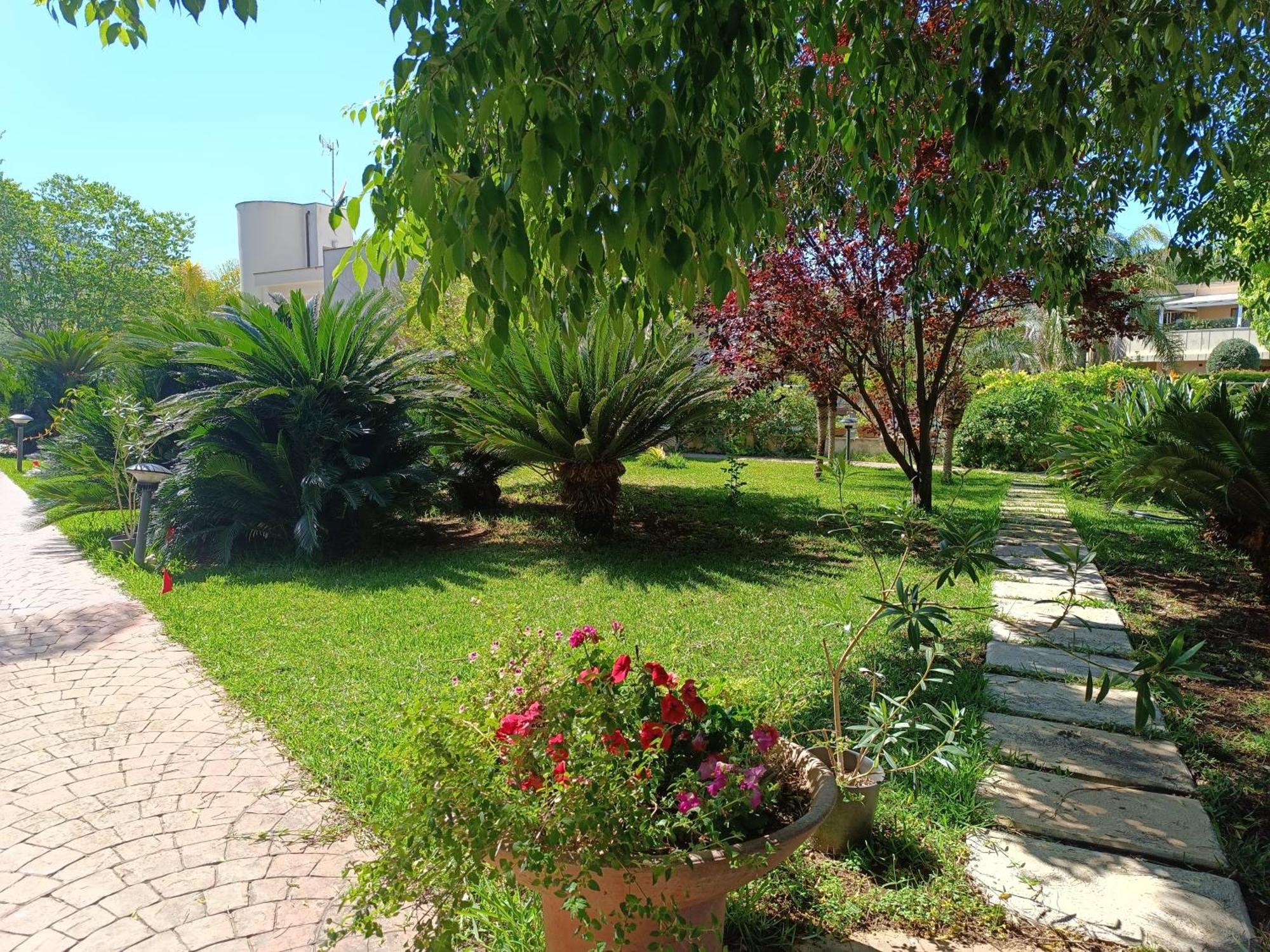 Flora Bed & Breakfast *