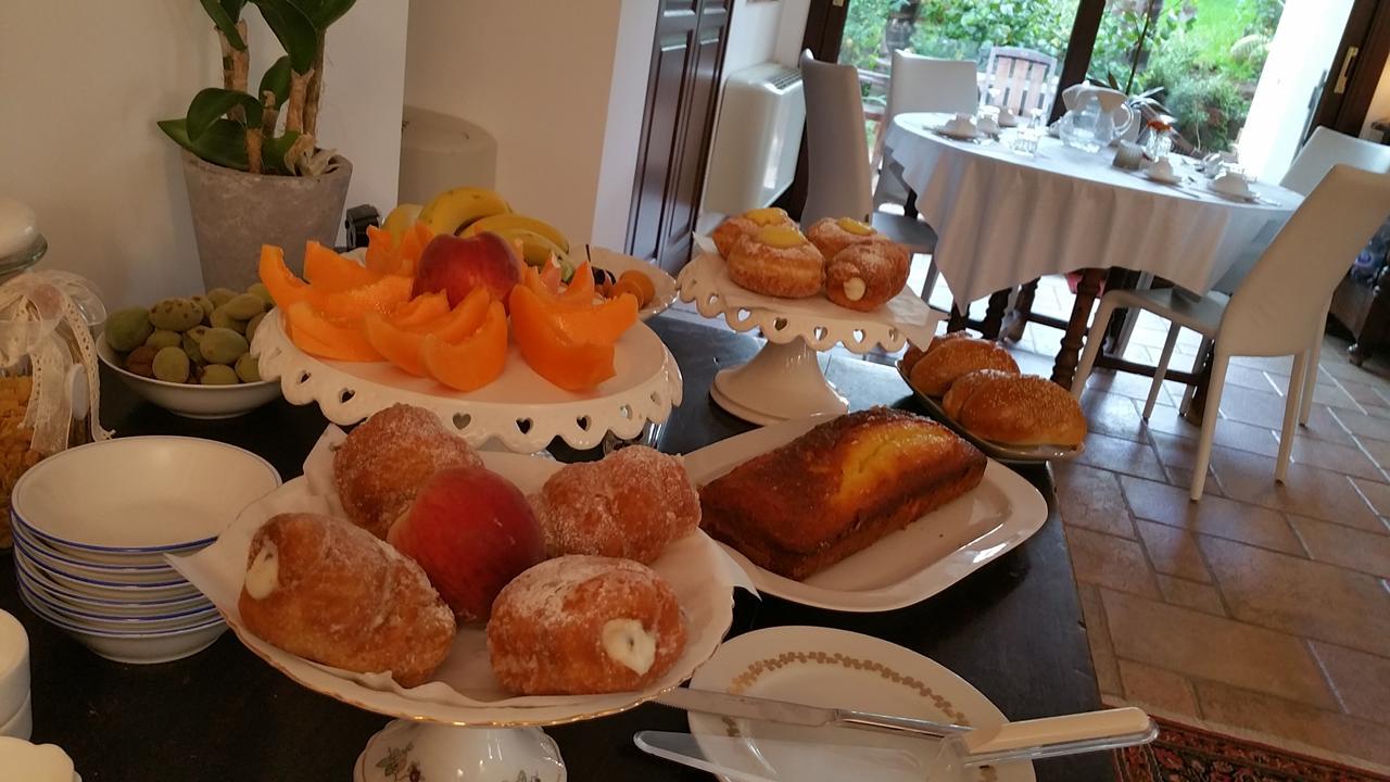 Flora Bed & Breakfast *